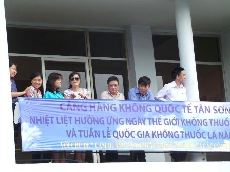 Chùm ảnh: Náo nức chờ đón Nick Vujicic tại sân bay Tân Sơn Nhất - 5 Nhân viên cảng vụ hàng không miền Nam cũng ra ban công nghía Nick