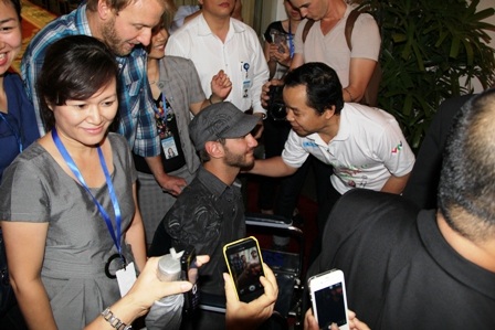 Chùm ảnh: Náo nức chờ đón Nick Vujicic tại sân bay Tân Sơn Nhất - 6 Nhân viên cảng vụ hàng không miền Nam cũng ra ban công nghía Nick