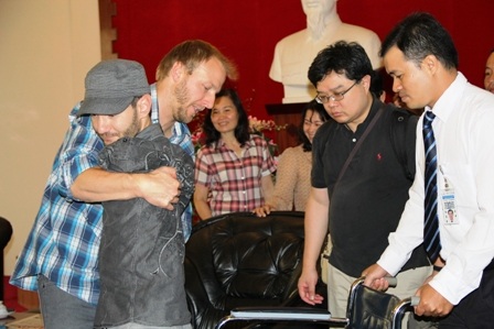 Chùm ảnh: Náo nức chờ đón Nick Vujicic tại sân bay Tân Sơn Nhất - 7 Nhân viên cảng vụ hàng không miền Nam cũng ra ban công nghía Nick