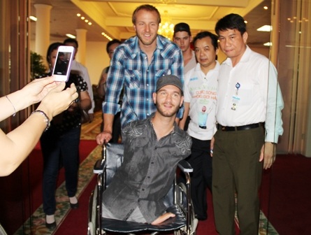 Chùm ảnh: Náo nức chờ đón Nick Vujicic tại sân bay Tân Sơn Nhất - 8 Nick được đưa về nghỉ ngơi tại khách sạn năm sao giữa TP.HCM.