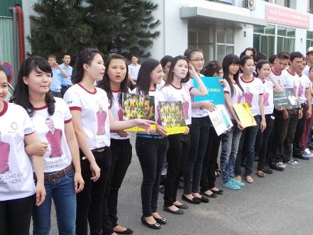 Chùm ảnh: Náo nức chờ đón Nick Vujicic tại sân bay Tân Sơn Nhất - 2 Hồi hộp chờ đón Nick