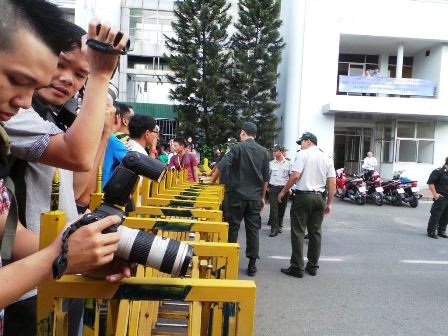 Chùm ảnh: Náo nức chờ đón Nick Vujicic tại sân bay Tân Sơn Nhất - 4 Nhiều phóng viên bất lực trước hàng rào và lực lượng bảo vệ