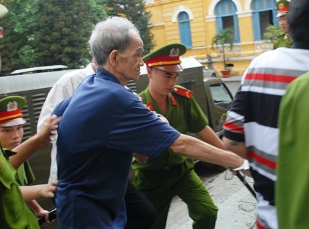 Băng cướp gần 1.000 lượng vàng lĩnh 3 án tử hình, 1 án chung thân - 3 Các bị cáo bị dẫn giải sau khi tuyên án