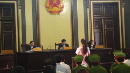 Hoa hậu "tú bà" Mỹ Xuân bật khóc trước tòa - 3 Mỹ Xuân bật khóc trước tòa khi nói về gia đình