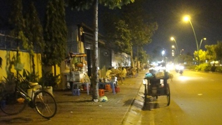 "Con đường kiểu mẫu" nhếch nhác và nhốn nháo - 2 Quán cóc mọc san sát trên đường Hoàng Sa