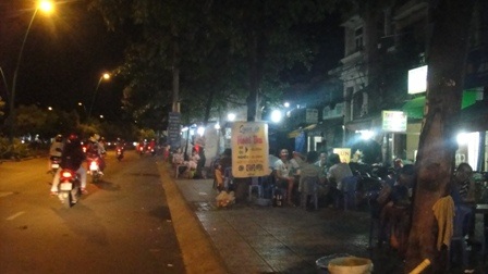 "Con đường kiểu mẫu" nhếch nhác và nhốn nháo - 4 Quán cóc phủ kín vỉa hè đường Trường Sa (phường 3, Tân Bình)