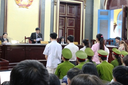 Hoa hậu "tú bà" Mỹ Xuân lĩnh 2 năm 6 tháng tù - 1 Các bị cáo nghe tuyên án