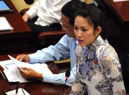 Đại biểu Nguyễn Thị Thanh Thúy chất vấn tại nghị trường