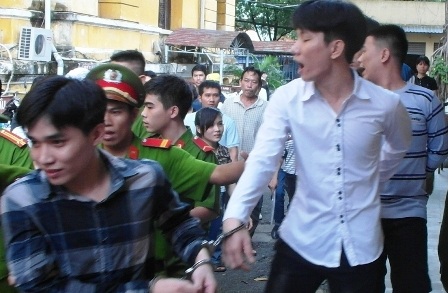 Trả thiếu tiền phòng còn rủ bạn chém lễ tân nhà nghỉ - 1 Các bị cáo bị tuyên tổng cộng 44 năm tù về tội “giết người” tại phiên tòa sơ thẩm