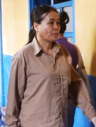 Bị cáo Nguyễn Thị Hà được dẫn giải ra xe sau khi được Tòa phúc thẩm tối cao giảm án