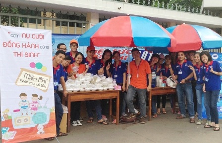 Đóng cửa công ty 6 ngày để nấu cơm phục vụ thí sinh - 4 Kết hợp cùng sinh viên tình nguyện để trao những suất cơm ấm, thơm, ngon, sạch đến các sĩ tử.