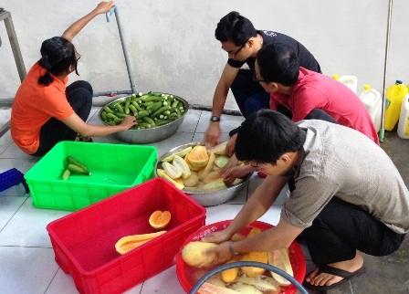 Đóng cửa công ty 6 ngày để nấu cơm phục vụ thí sinh - 1 Rửa rau thật sạch trong công đoạn sơ chế.