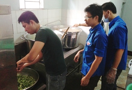 Đóng cửa công ty 6 ngày để nấu cơm phục vụ thí sinh - 2 Các chàng trai trổ tài nấu nướng
