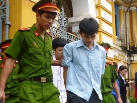 Nhắc nhở bạn học “đầu gấu”, cán bộ lớp mất mạng - 1 Các bị cáo bị dẫn giải ra xe sau khi tòa tuyên án