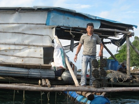 “Kỳ án” cái bè và con sò điệp ở huyện đảo Phú Quốc - 1 Khổ chủ Lê Văn Quá bên chiếc bè lúc chưa bị trộm
