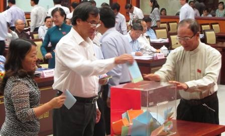 Các đại biểu HĐND bỏ phiếu tín nhiệm tại hội trường