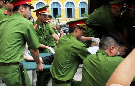 Bị cáo rời tòa trên cáng cứu thương