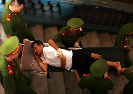 Bị cáo rời tòa trên cáng cứu thương