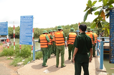 Vụ tàu chìm làm 9 người mất tích: Có thể do chở quá tải - 1 Các lực lượng cứu hộ, cứu nạn túc trực tại hiện trường (ảnh Đình Thảo)