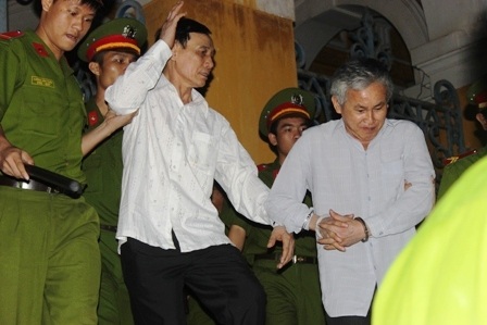 Các bị cáo bị dẫn giải sau khi tòa tuyên án