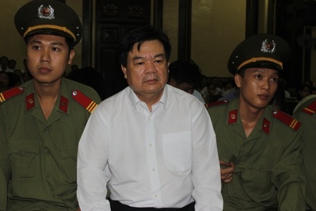 Quan huyện Khỏe khá bình thản khi hầu tòa