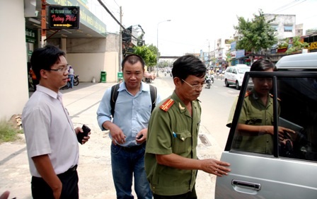 Vụ CSGT bị tố “ăn chặn” tiền phạt: Công an làm việc với tài xế quay clip - 2 Thượng tá Thụ (phải) cho biết đã tạm đình chỉ 2 CSGT liên quan để làm sáng tỏ vụ việc