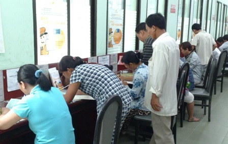 TPHCM nhận đăng ký hẹn giờ làm CMND qua 1080 - 1 Nhiều người dân đến đăng ký làm CMND tại PC64