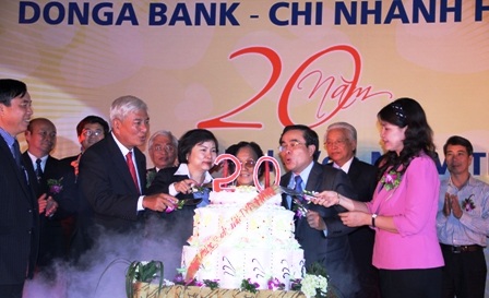 DongA Bank Hà Nội: Luôn đồng hành hết mình cùng người dân Thủ đô - 1 Cắt bánh sinh nhật mừng tuổi 20 của DongA Bank Hà Nội