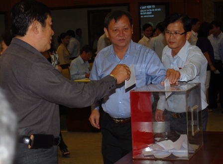 Các đại biểu bỏ phiếu bầu tân Phó Chủ tịch UBND TPHCM