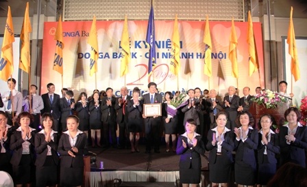 DongA Bank Hà Nội: Luôn đồng hành hết mình cùng người dân Thủ đô - 2 DongA Bank Hà Nội nhận bằng khen của NHNN