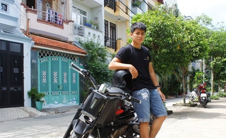Dương Minh Khánh cùng chiếc xe máy “Dog Motorcycle”