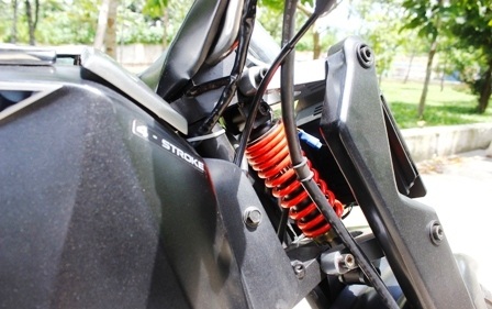 Bộ giảm xóc trước được gia cố thêm hệ thống giảm chấn trên vai càng trước