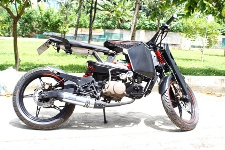 Bình xăng chứa 10 lít là bộ phận hài lòng của Dương Minh Khánh