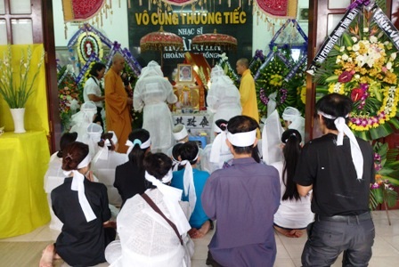 Dòng người thương tiếc tiễn đưa nhạc sĩ “Đất nước trọn niềm vui” - 2 Dòng người thương tiếc tiễn đưa nhạc sĩ “Đất nước trọn niềm vui”