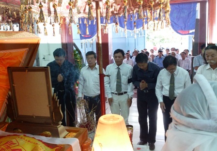 Dòng người thương tiếc tiễn đưa nhạc sĩ “Đất nước trọn niềm vui” - 3 Dòng người đến viếng nhạc sĩ Hoàng Hà