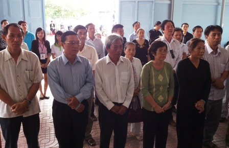 Dòng người thương tiếc tiễn đưa nhạc sĩ “Đất nước trọn niềm vui” - 4 Dòng người đến viếng nhạc sĩ Hoàng Hà
