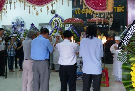 Dòng người thương tiếc tiễn đưa nhạc sĩ “Đất nước trọn niềm vui” - 1 Dòng người thương tiếc tiễn đưa nhạc sĩ “Đất nước trọn niềm vui”