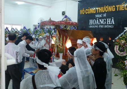 Dòng người thương tiếc tiễn đưa nhạc sĩ “Đất nước trọn niềm vui” - 5 Dòng người đến viếng nhạc sĩ Hoàng Hà