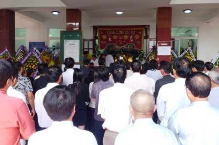Dòng người thương tiếc tiễn đưa nhạc sĩ “Đất nước trọn niềm vui” - 6 Dòng người đến viếng nhạc sĩ Hoàng Hà