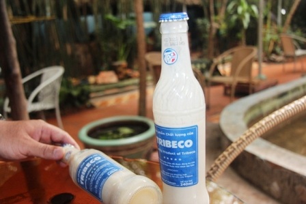 “Tá hỏa” khi suýt uống sữa đậu nành vón cục, bốc mùi chua - 3 Dễ dàng nhận thấy rất nhiều bợn do kết tủa, dính vào thân chai
