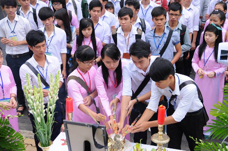 Những nén nhang trong niềm tiếc thương vô hạn