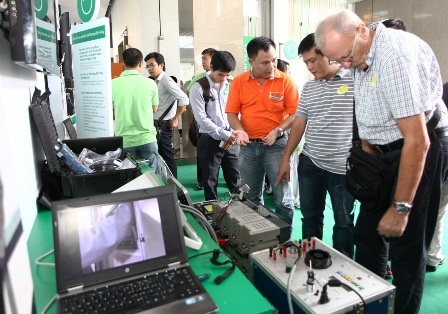 Năm 2050, Việt Nam sẽ mất cân bằng cung cầu điện?! - 1 Các chuyên gia đang tham quan sản phẩm tiết kiệm năng lượng