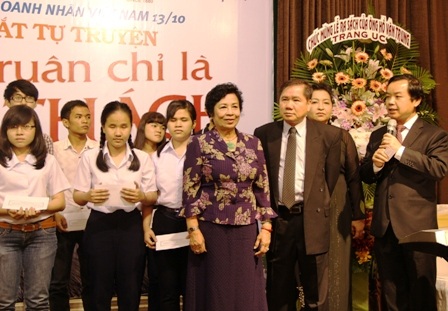 Cậu bé chăn trâu viết tự truyện - 2 Cậu bé chăn trâu ngày nào đang phát học bổng cho những sinh viên vượt lên số phận