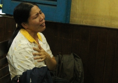 Vợ ông Lê Xuân Hậu khóc nấc lên vì uất hận bởi sản nghiệp đội nón ra đi