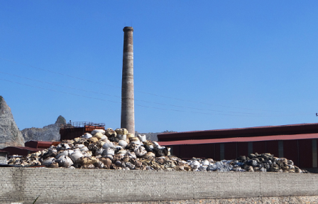 Nghịch lý Sở TNMT nói xử lý được bụi thép còn nhà máy lại kêu cứu - 4 Núi chất thải bụi thép để ngoài trời tại Hải Dương (Ảnh: A.C)