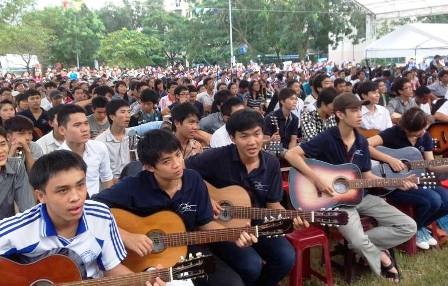 Hơn 10.000 sinh viên mặc niệm tưởng nhớ Đại tướng Võ Nguyên Giáp - 3 500 sinh viên chơi guita và hát bài Cây đàn sinh viên lập kỷ lục Việt Nam