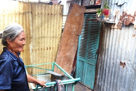 Căn nhà trọ nhỏ của mẹ con Nở ở cuối xóm lao động nghèo