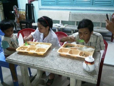Giải cứu thành công cháu bé 3 tuổi bị ép đi ăn xin, bạo hành - 9 Bữa cơm đầu tiên của hai đứa trẻ sau những ngày dài lang thang ăn xin trong đói khát