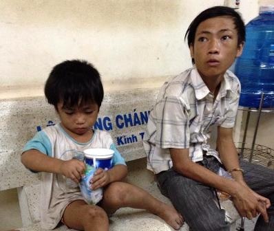 Giải cứu thành công cháu bé 3 tuổi bị ép đi ăn xin, bạo hành - 4 Cậu cháu Đức, Hòa lúc bị phóng viên bắt quả tang đi ăn xin