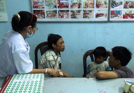 Giải cứu thành công cháu bé 3 tuổi bị ép đi ăn xin, bạo hành - 8 Hai cháu được y tá khám sức khỏe ban đầu,
